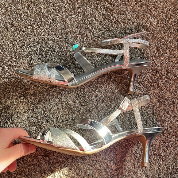 Silver Heels - Picture 7 of 8
